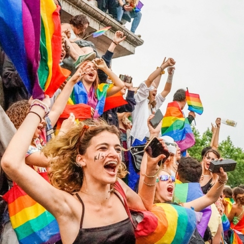 φοιτητες φωναζουν, ουρανια τοξα σημαιες