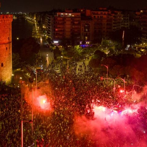 Κάηκε ο Λευκός Πύργος από τα πανηγύρια των φιλάθλων του ΠΑΟΚ