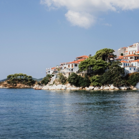 νησι, σπιτια, βραχοι, θαλασσα, συννεφα