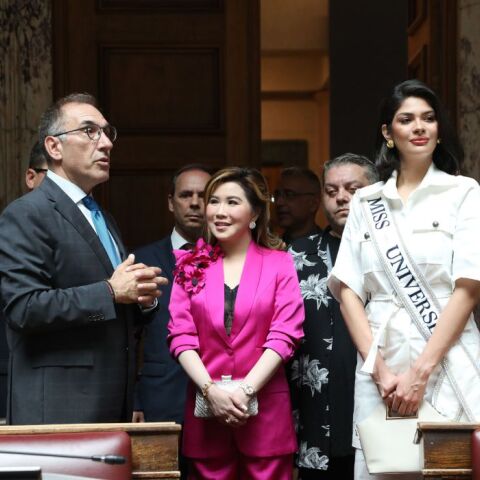 Σέινις Παλάσιος: Τη Βουλή των Ελλήνων επισκέφθηκε η Μις Υφήλιος 2023