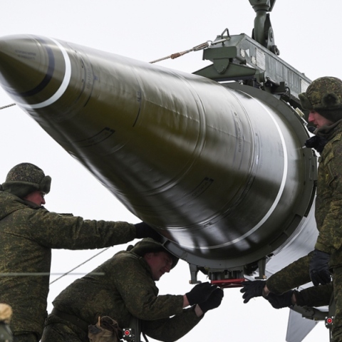 3 στρατιωτες φορτωνουν πυραυλο