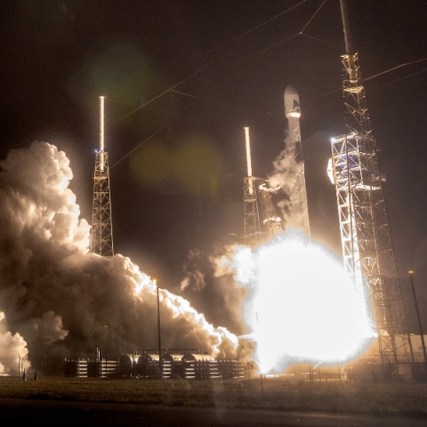 εκτόξευση δορυφόρου, καπνος, φωτιες