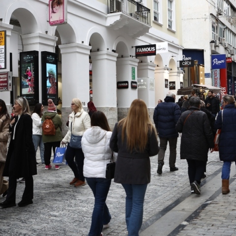 κοσμος περπαταει στην αγορα, μαγαζια