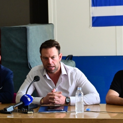 Ο Στέφανος Κασσελάκης κατά την επίσκεψή του στα γραφεία της ΔΥΠΑ 