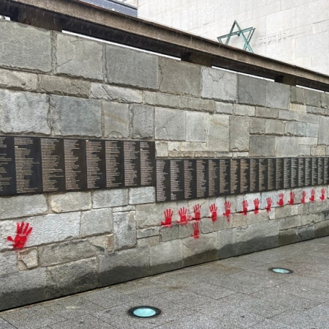 τοιχος, μνημειο, γκραφιτι, κοκκινα χερια