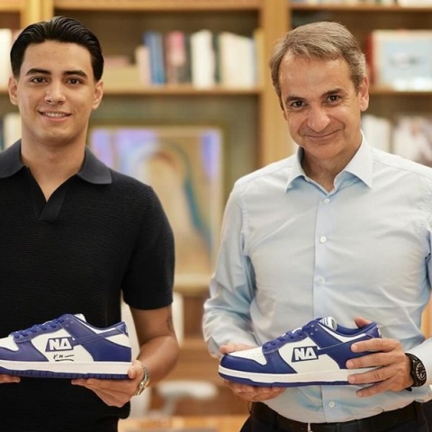 Ο Κυριάκος Μητσοτάκης με τα νέα παπούτσια της Νέας Δημοκρατίας 