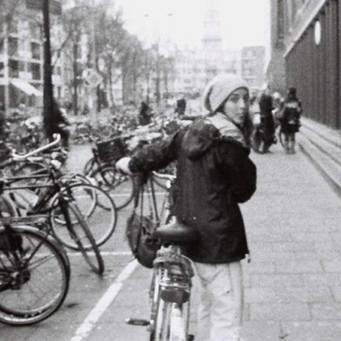 Σε βλέπω στο Άμστερνταμ, στο Λονδίνο, στη Νέα Υόρκη, στο Αιξ εν Προβάνς σε βλέπω. Ήρθες για να σπουδάσεις υποτίθεται.