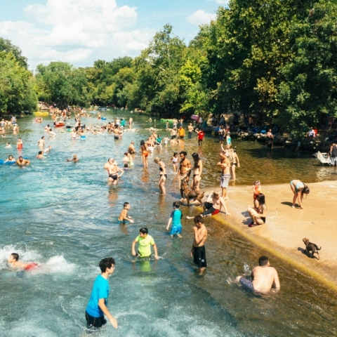 ποταμι, κοσμος κανει μπανιο, δεντρα