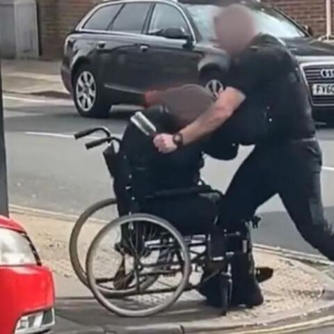 Bρετανία: Αστυνομικός γρονθοκόπησε άνδρα σε αναπηρικό καροτσάκι