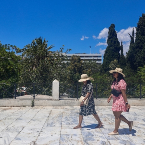 2 γυναικες περπατούν