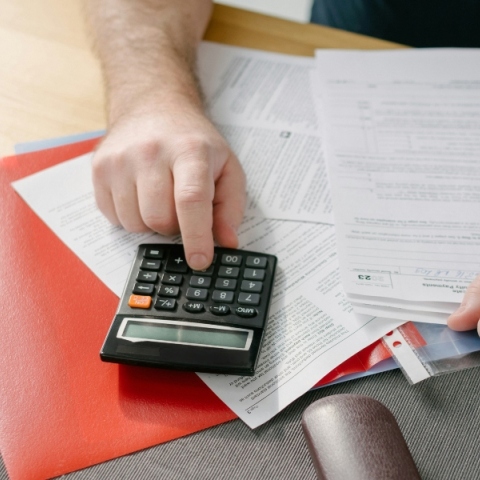 άνδρας συμπληρωνει εγγραφα