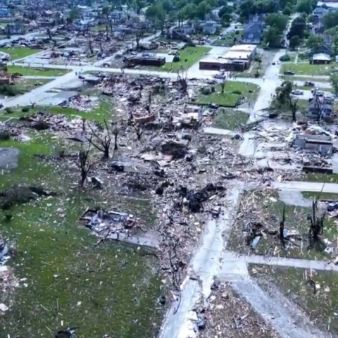 κατεστραμμένα σπίτια , δεντρα