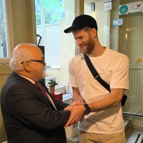 2 ανδρες κανουν χειραψια