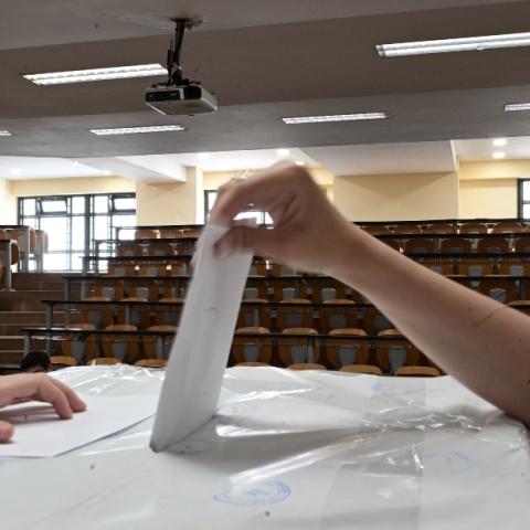 χερι ψηφιζει, φακελος, καλπη, εδρανα