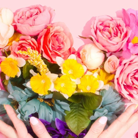 Τα λουλούδια είναι πάντοτε ένα ωραίο δώρο για όσους γιορτάζουν σήμερα