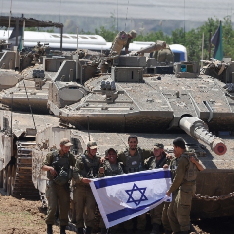 τανκς, σημαια, στρατιωτες, ερημος