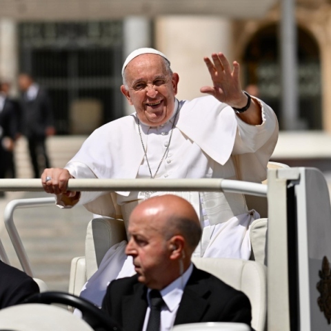 παπας, αυτοκινητο, σωματοφυλακες