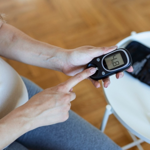 γυναικα μετραει το ζαχαρο