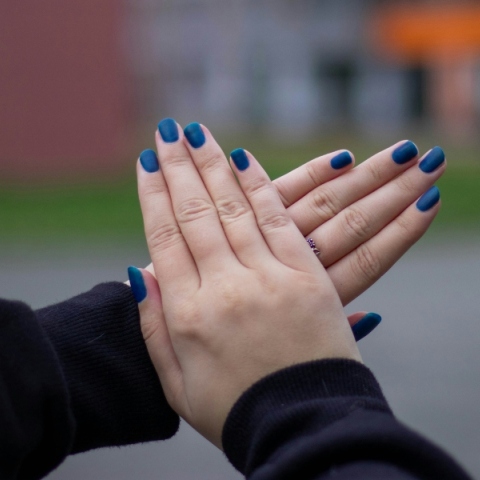 δαχτυλα, χερια, μπλε νυχια