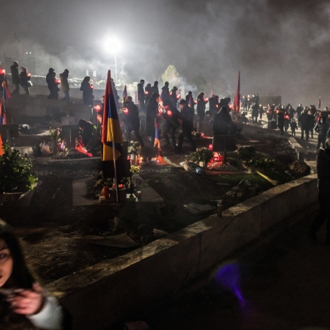 νεκροταφείο, κοσμος, σημαιες