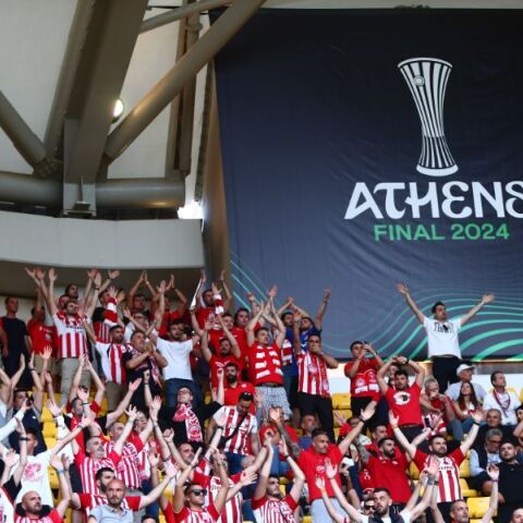 «Ζεσταίνεται» η ατμόσφαιρα στην «Opap Arena» - Γεμίζει με φιλάθλους του Ολυμπιακού και της Φιορεντίνα