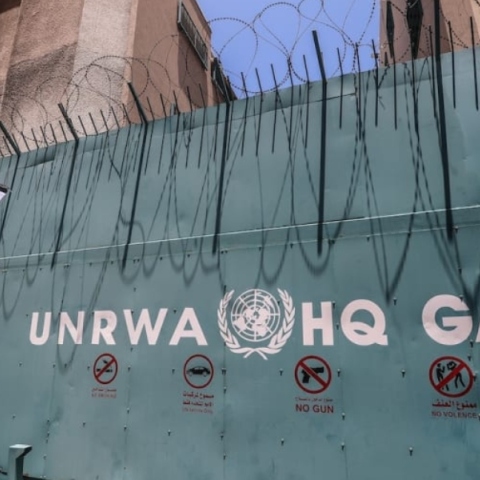 πυλη, συρματοπλεγμα, ανδρας, σημαια