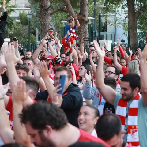 Οι φίλαθλοι του Ολυμπιακού στον Πειραιά 