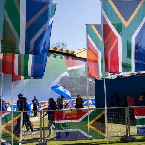 Στις κάλπες οι Νοτιοαφρικανοί για τις πιο κρίσιμες εκλογές από το τέλος του απαρτχάιντ