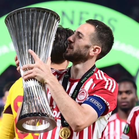 Ο αρχηγός του Ολυμπιακού, Κώστας Φορτούνης σήκωσε το Conference League την Opap Arena 