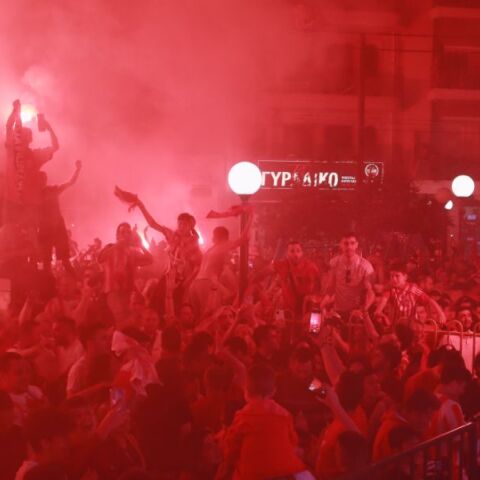 Πανζουρλισμός στον Πειραιά για τον Ολυμπιακό 