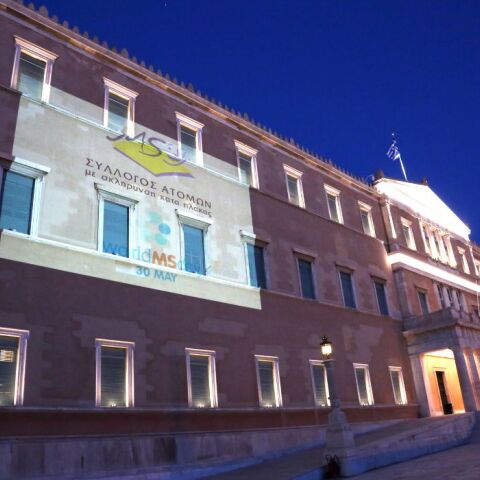 Με πορτοκαλί χρώμα φωταγωγήθηκε η Βουλή  με αφορμή την Παγκόσμια Ημέρα για τη Σκλήρυνση κατά Πλάκας