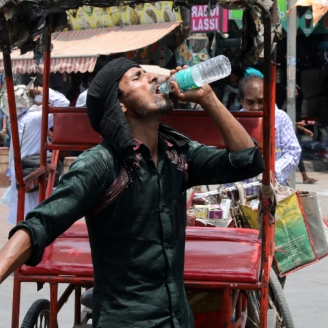 ινδος πινει νερο, οχηματα, καταστηματα, κοσμος