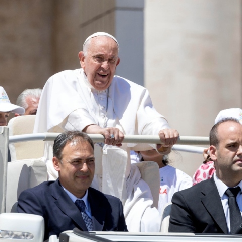 παπας, αυτοκινητο σεκιουριταδες, κοσμος