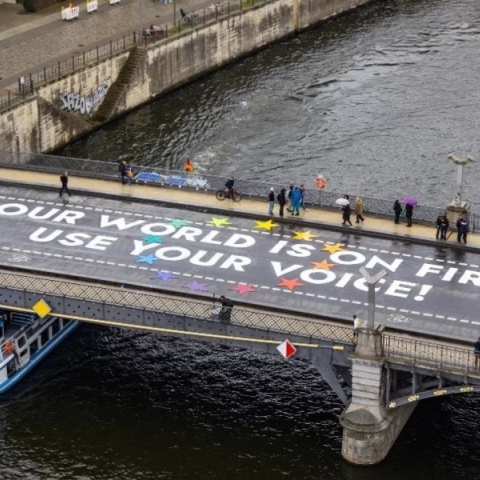 γεφυρα, ποταμι, πλοιο, ακτιβιστες