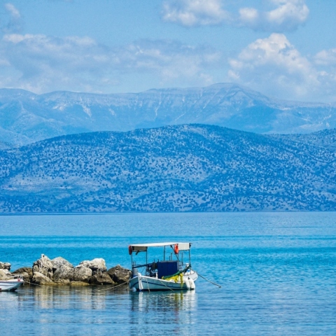 θαλασσα, ουρανος, καραβακι, συννεφα