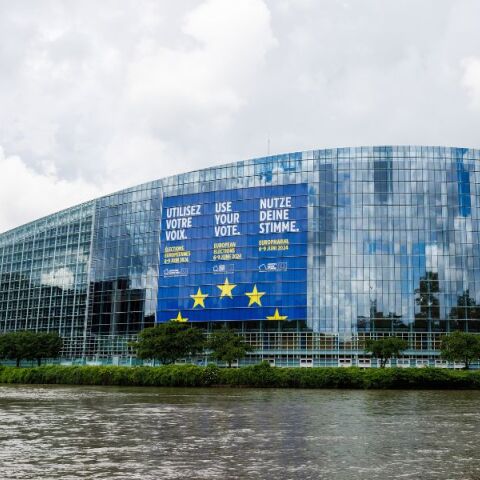 Το κτίριο του Ευρωκοινοβουλίου στο Στρασβούργο, όπου πανό καλεί να χρησιμοποιήσουμε την ψήφο μας