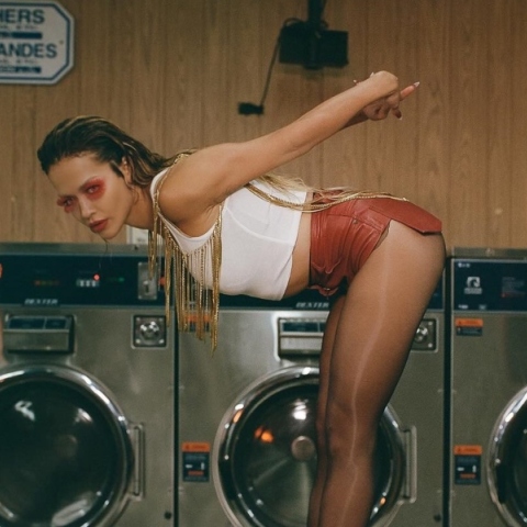 Η Rita Ora σε καρεκλα, πλυντηρια