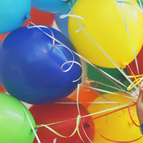 χερι κραταει μπαλονια