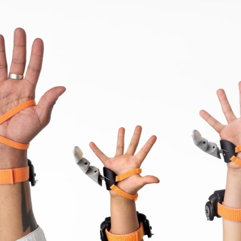 3 χερια με ρομποτικους αντιχειρες