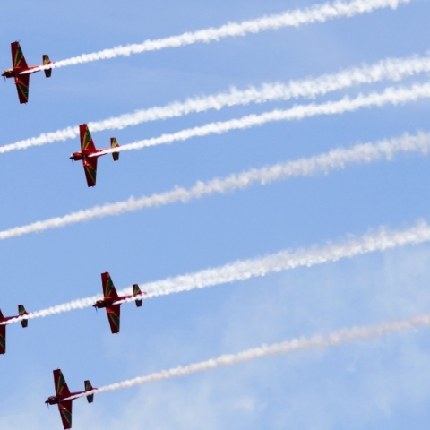 αεροσκαφη επιδειξης στον αερα, καπνοι