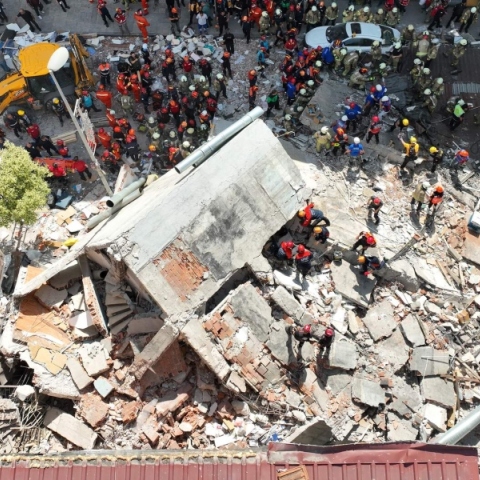 χαλασματα, διασωστες, γκρεμισμενη πολυκατοικια