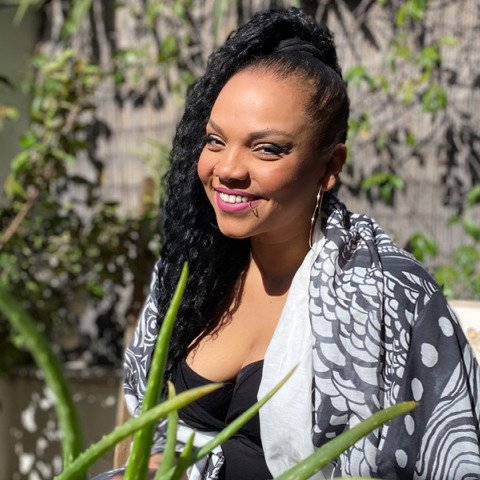 Η τραγουδίστρια Idra Kayne μιλάει από το μπαλκόνι της