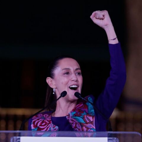 Η Κλαούντια Σέινμπαουμ πανηγυρίζει τη νίκη της 