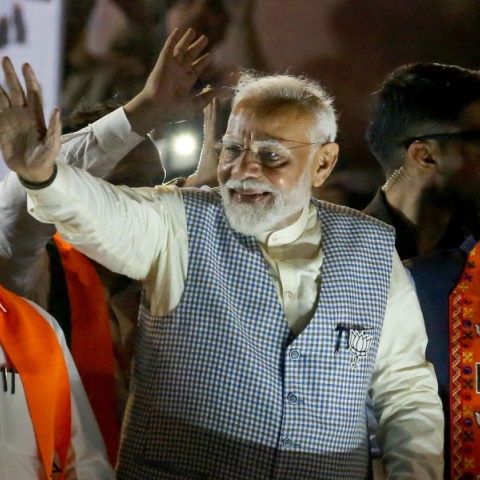 Ο Μόντι χαιρεταει τους ψηφοφορους του