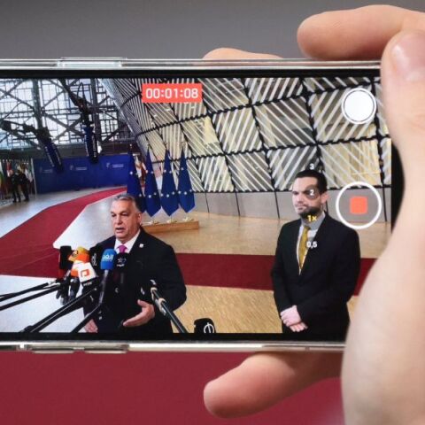 Οι δηλώσεις του Ούγγρου πρωθυπουργού Βίκτορ Ορμπάν καταγράφονται από κάποιον που τραβάει βίντεο με το κινητό του