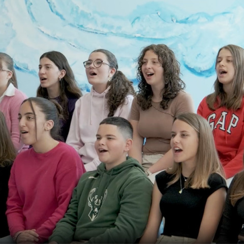 Παιδιά της Καρύστου τραγουδούν