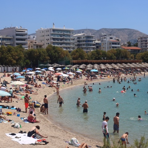 Στις παραλίες ξεχύθηκε ο κόσμος μετά την άνοδο της θερμοκρασία και κύμα καύσωνα 
