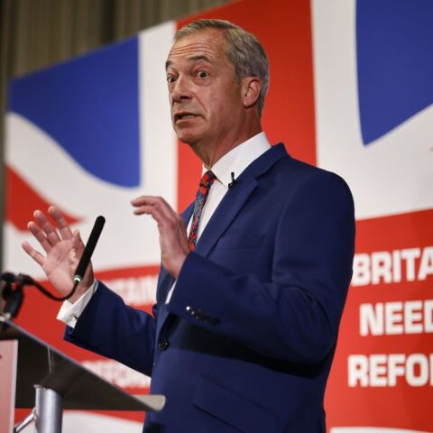 Φάρατζ: Μια γυναίκα τον περιέλουσε έξω από μια παμπ