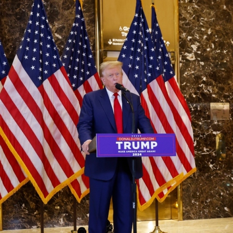  Ο  Ντόναλντ Τραμπ, σημαιες