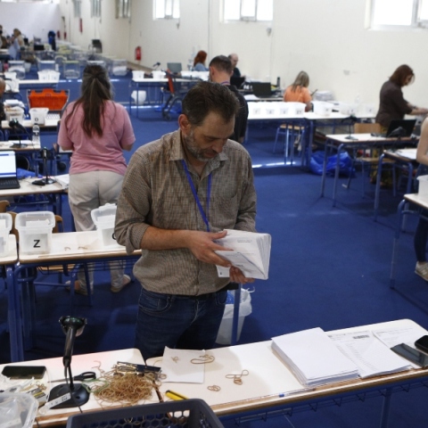 θρανια, υπαλληλοι μετρουν ψηφους